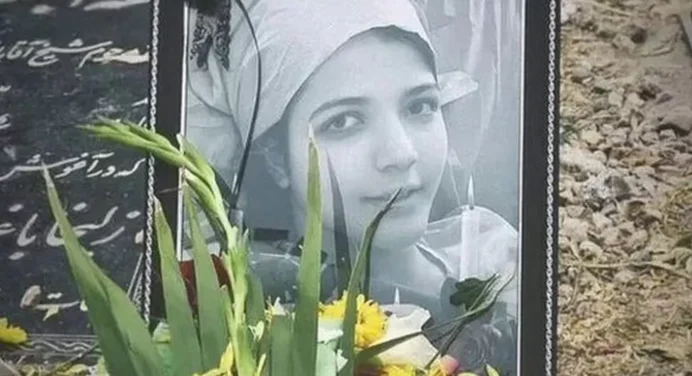 Una estudiante iraní de 16 años fue golpeada hasta la muerte por negarse a cantar un himno