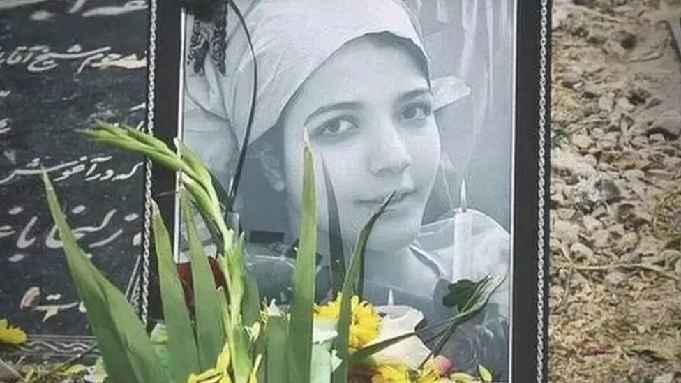 Una estudiante iraní de 16 años fue golpeada hasta la muerte por negarse a cantar un himno
