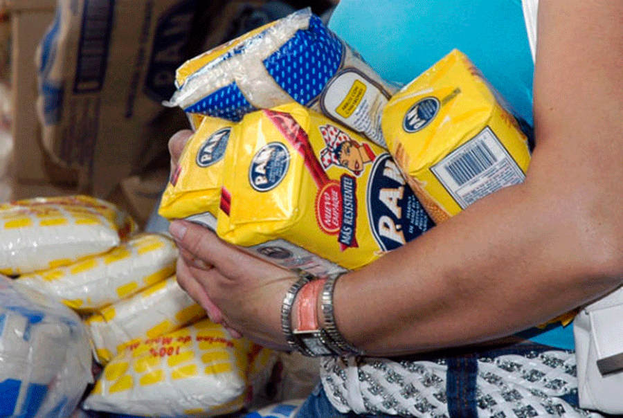Los venezolanos se las ingenian para estirar sus ingresos para comprar alimentos