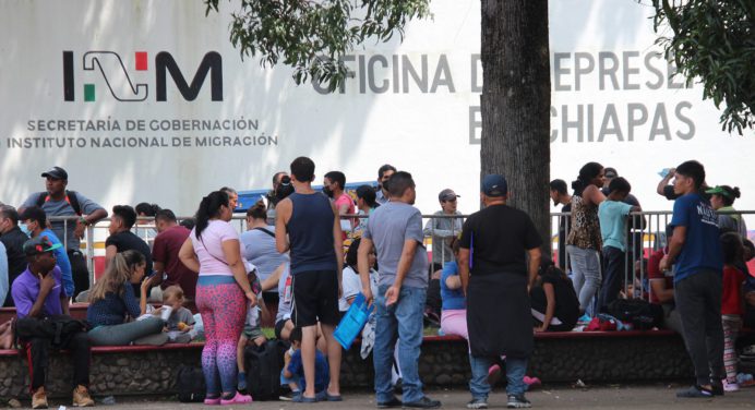 Venezolanos saturan estación migratoria en la frontera sur de México