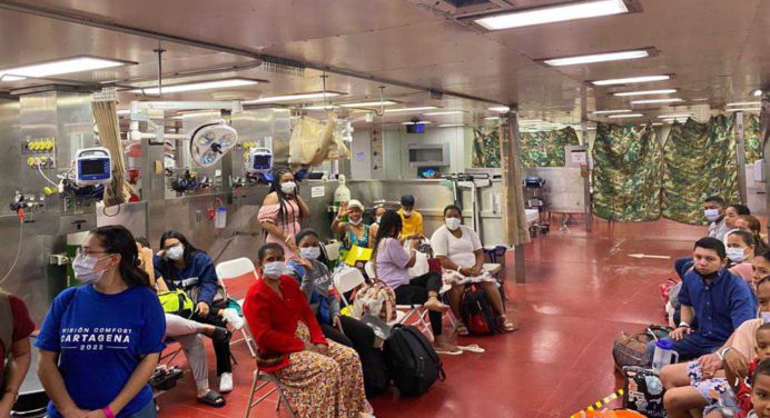 12 médicos venezolanos prestan servicio en el buque hospital USNS Comfort