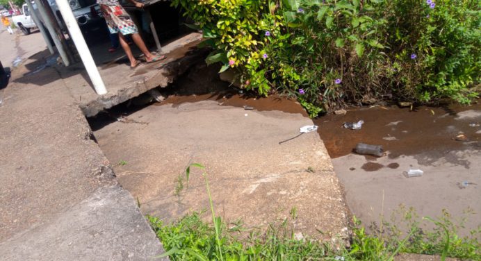 Aguas negras corren a caudales por veredas de Los Godos