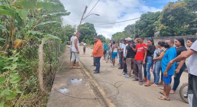 Alcalde Monteverde atiende a familias afectadas por falla eléctrica en Viento Fresco