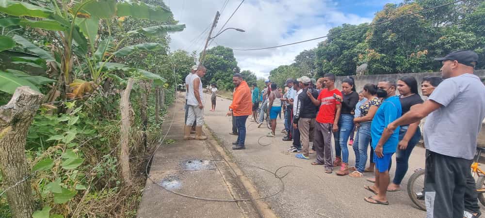 Alcalde Monteverde atiende a familias afectadas por falla eléctrica en Viento Fresco