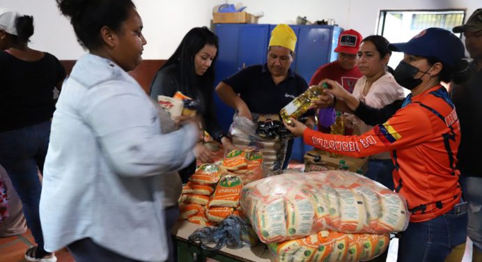 Ana Fuentes atiende con alimentos, medicamentos y colchones a familias de Mulatico de Guanipa