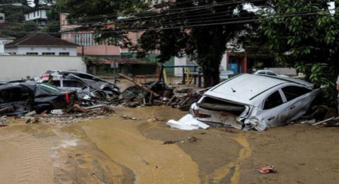 Buscan desaparecidos tras deslizamiento que arrastró 15 vehículos en Brasil