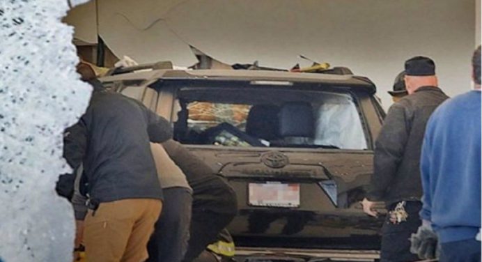 Carro se estrella contra tienda de Apple en EEUU y deja un muerto y 16 heridos