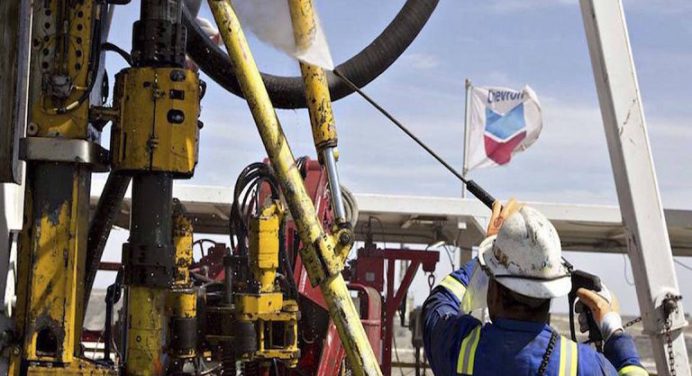 Chevron «podría recuperar» 100 mil barriles de petróleo diarios en seis meses en Venezuela