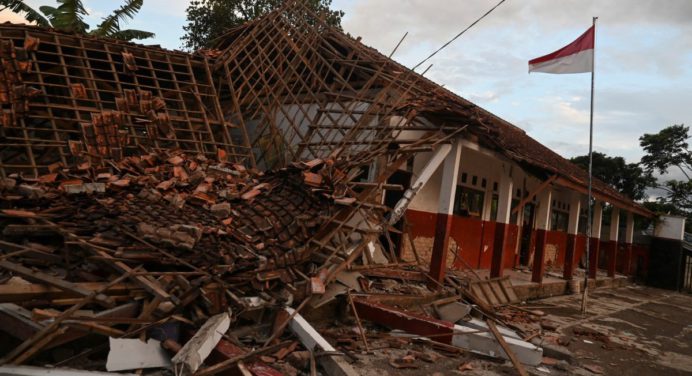 Cifra de muertos tras el terremoto en Indonesia llega a 56