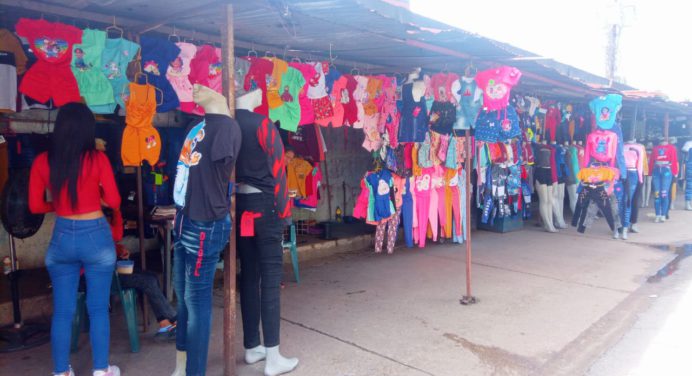 Comercio aguarda cercanía de fiestas decembrinas para implementar horario navideño