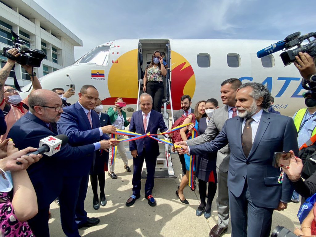Vuelo inaugural de la línea Satena de Colombia  reanuda la operación aérea luego de casi 3 años suspendida 