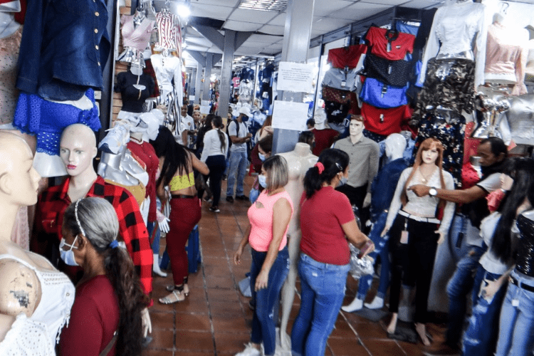 ¿Cuánto cuesta estrenar ropa en Venezuela durante la época decembrina?