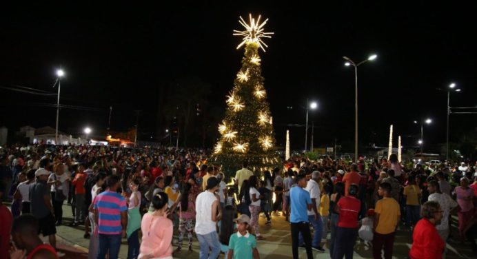 De gala navideña vistieron la plaza Hugo Chávez en La Juncal