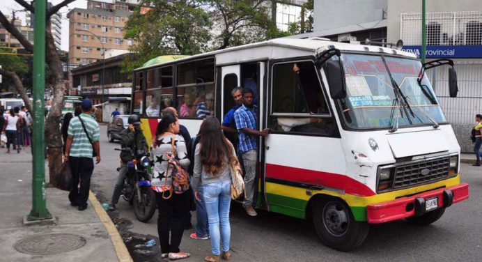 Un muerto y dos heridos tras doble robo en transporte público de Caracas
