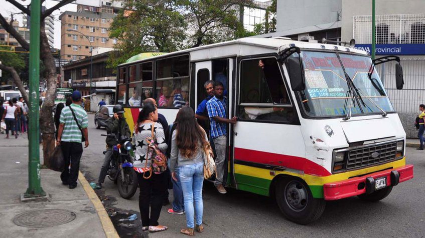 Un muerto y dos heridos tras doble robo en transporte público de Caracas