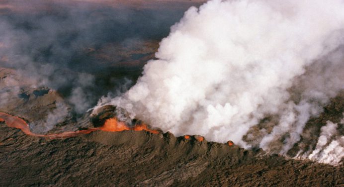 En Hawái ha entrado en erupción el volcán más grande del mundo