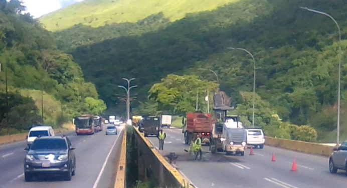 En la autopista Gran Mariscal de Ayacucho se derrumbó parte del muro de contención