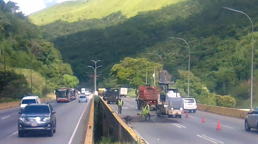 En la autopista Gran Mariscal de Ayacucho se derrumbó parte del muro de contención