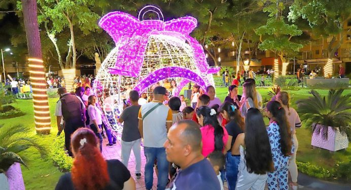 Encendido de luces de la plaza Ayacucho llena de alegría a los maturineses