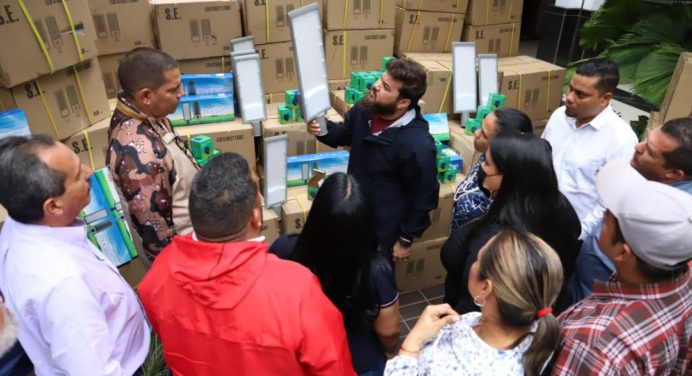 Ernesto Luna entrega seis mil luminarias a alcaldes de Monagas