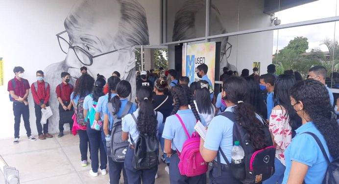 Estudiantes de La Llovizna visitan el Museo Mateo Manaure