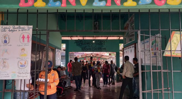 Familias refugiadas en escuela San Simón fueron devueltas a sus casas