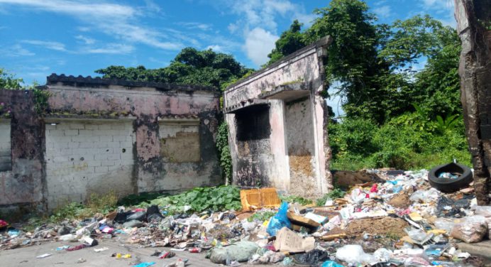 Final de la calle Monagas y principio de Las Palmeras convertidas en basurero