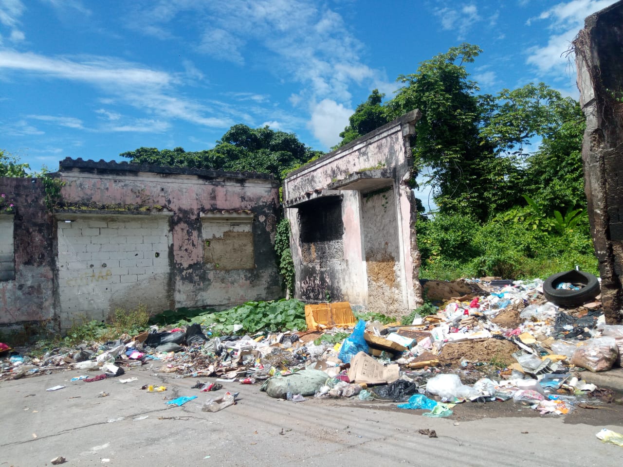 Final de la calle Monagas y principio de Las Palmeras convertidas en basurero