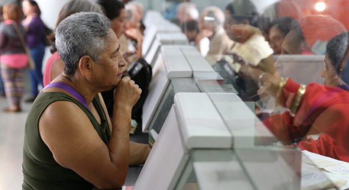 Más de 4 millones de pensionados afectados por el alza del dólar en Venezuela