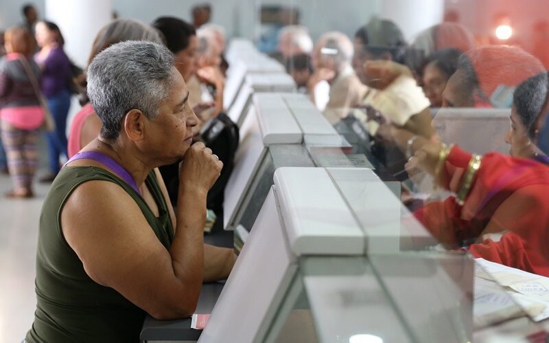 Más de 4 millones de pensionados afectados por el alza del dólar en Venezuela