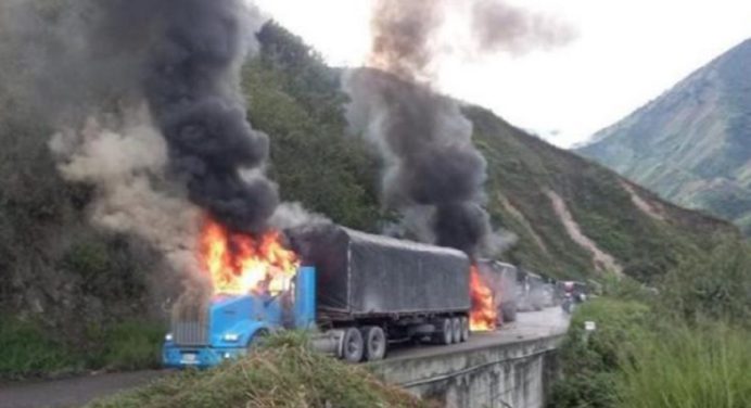 Guerrilleros incendian siete camiones en una carretera al Norte de Santander