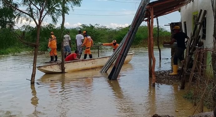 Inundaciones en Colombia han obligado a reubicar a 425 familias que estaban en zona de riesgo