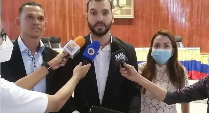 Machado: Colocan luces de navidad pero no hay para mejorar el hospital central