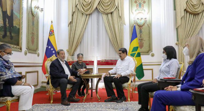 Maduro recibió al primer ministro de San Vicente y Las Granadinas