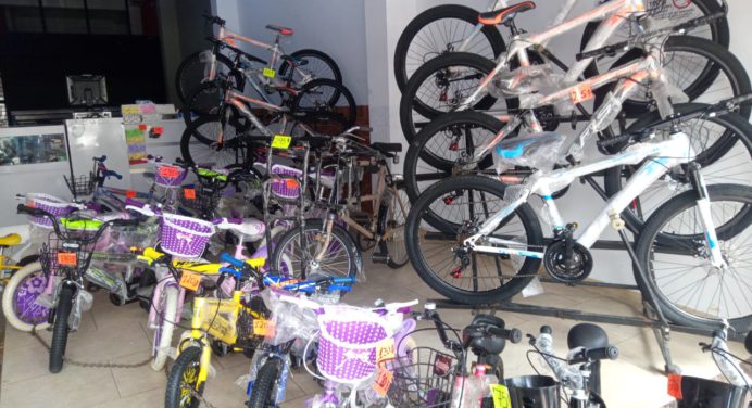 Hay que caminar mucho este año para poder comprar los regalos del Niño Jesús