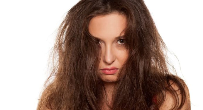 ¿No sabes como quitar el frizz de tu cabello? Aquí te mostramos 5 Tips para que luzcas un cabello de impacto