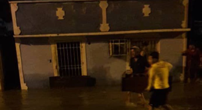 Palo de agua colapsó sectores de Maturín