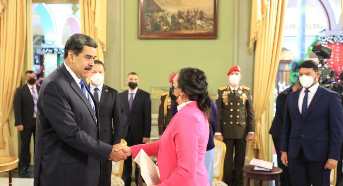 Presidente Maduro recibe cartas credenciales de embajadora de Honduras