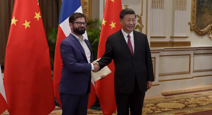 Presidentes de Chile y China se reúnen por primera vez en APEC y organizan visita oficial