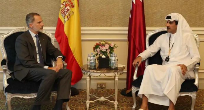 Rey de España se reúne con el emir de Qatar en su visita al Mundial