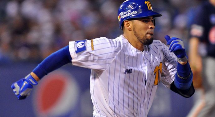 Robinson Chirinos regresará a la acción y ya se reportó al Magallanes