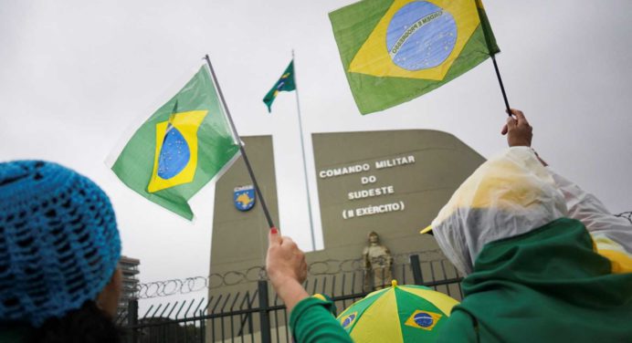 Seguidores de Bolsonaro van a las puertas de los cuarteles a pedir un golpe contra Lula