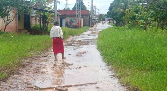 Un río se vuelve calle de Nuevos Horizontes cada vez que llueve