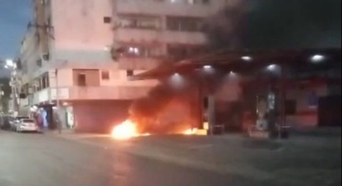 Una moto se incendió en gasolinera de la Av. Bicentenario de Maturín (+Video)