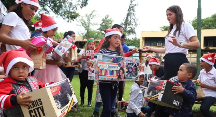 Alcaldesa Ana Fuentes llevó sonrisas a los niños en Navidad