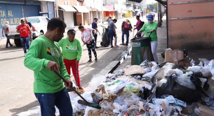 Alcaldía de Maturín brinda una Feliz Navidad con barrido de calles y recolección de desechos