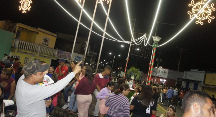 Alcaldía de Punceres realizó tradicional encendido de la navidad