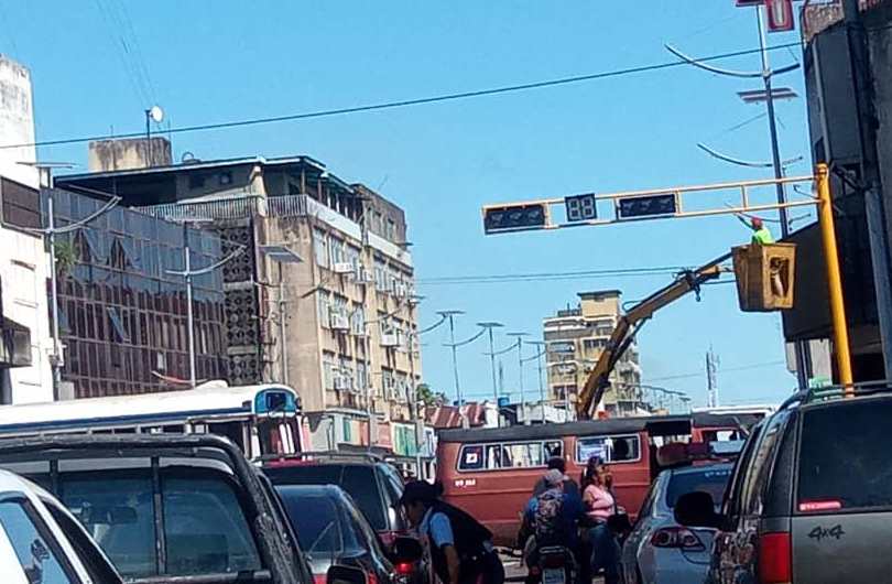 Avenida Juncal exhibe nuevos semáforos para mejorar el tráfico vehicular