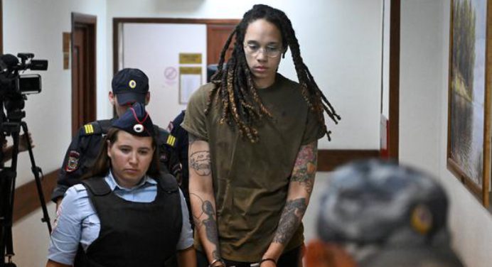 Basquetbolista de EEUU Brittney Griner liberada en un intercambio de prisioneros con Rusia