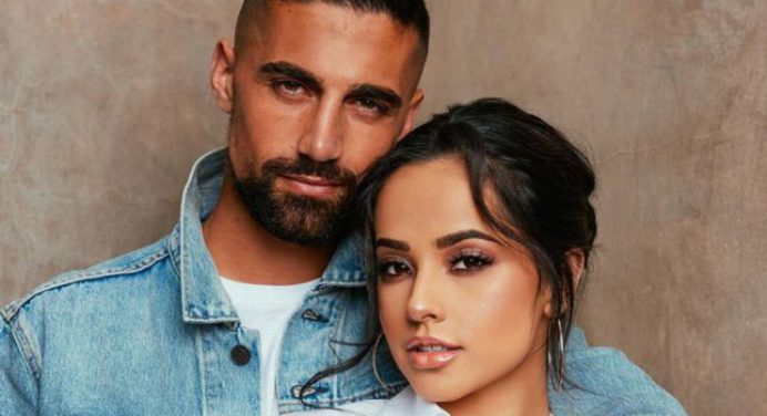 ¡Se lanzarán al agua sin pijama! Becky G se compromete con futbolista argentino (+Video)